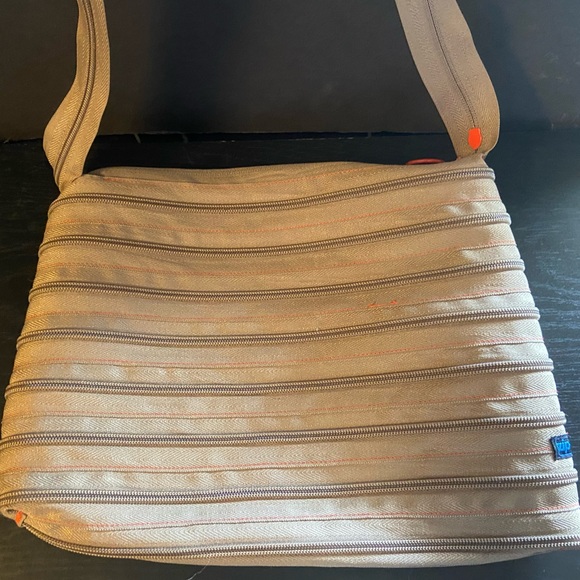 “Goldilocks” size Purse made from 1 zipper! 10 in. wide and 8.5 in. long. New. - Picture 9 of 14